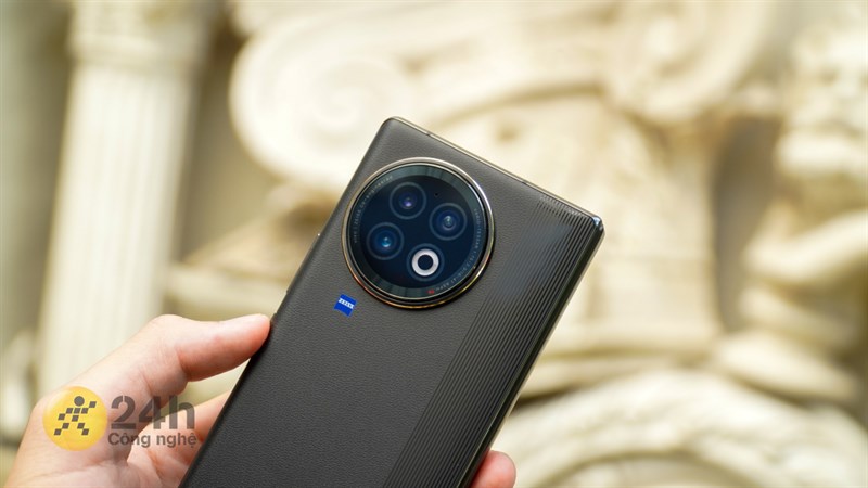 Cụm camera Vivo X Fold2 được thiết kế hài hòa với mặt lưng Cụm camera Vivo X Fold2 được thiết kế hài hòa với mặt lưng