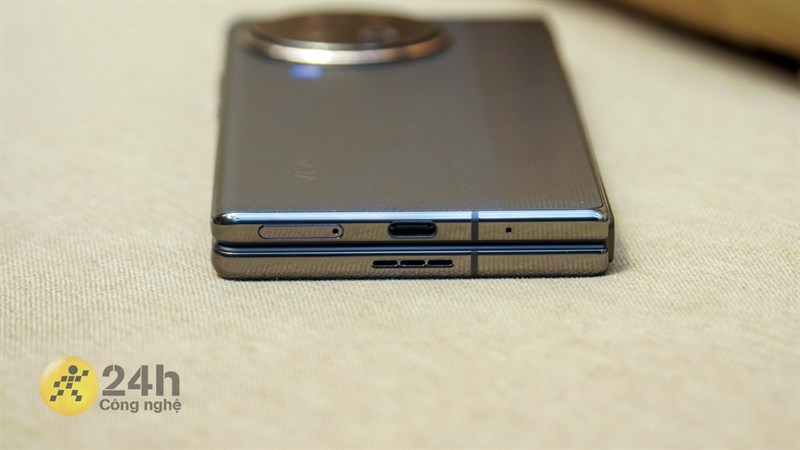 Cạnh đáy của máy chứa cổng sạc USB-C, dải loa và khe cắm SIM Cạnh đáy của máy chứa cổng sạc USB-C, dải loa và khe cắm SIM