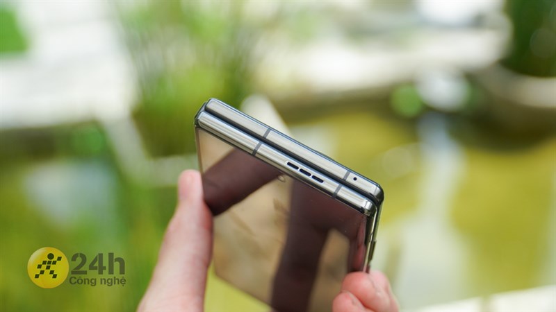 Cạnh trên của Vivo X Fold2 chứa dải loa và mic phụ Cạnh trên của Vivo X Fold2 chứa dải loa và mic phụ