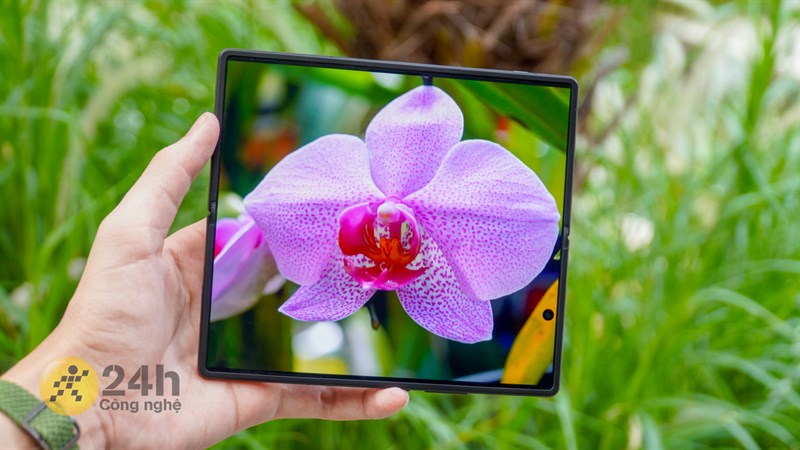 Màn hình trong của Vivo X Fold2 mang đến trải nghiệm rộng rãi và chất lượng hiển thị tuyệt vời Màn hình trong của Vivo X Fold2 mang đến trải nghiệm rộng rãi và chất lượng hiển thị tuyệt vời