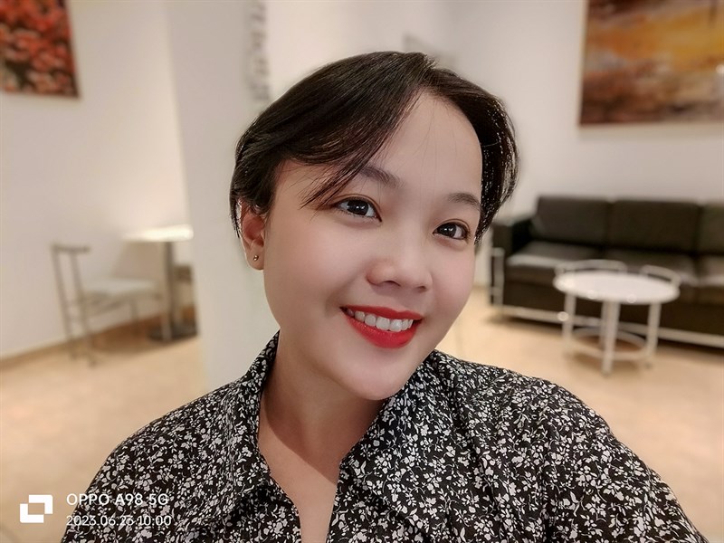 Ảnh chụp tự sướng xóa phông tự nhiên và tách biệt rõ ràng giữ người và nền Ảnh chụp tự sướng xóa phông tự nhiên và tách biệt rõ ràng giữa người và nền