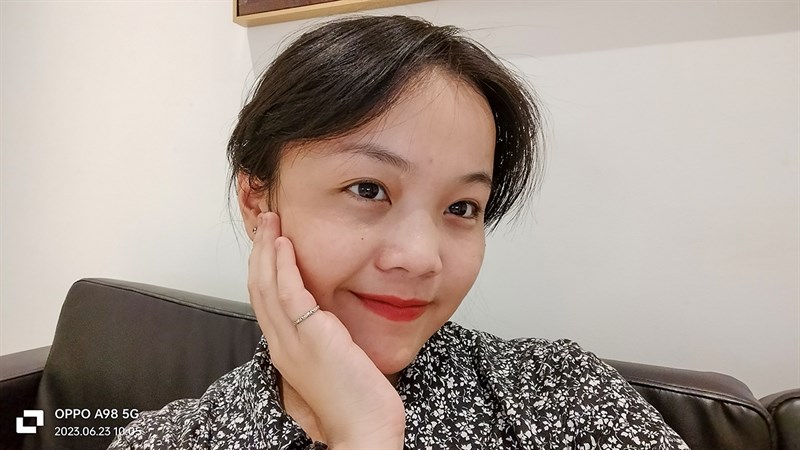 Ảnh selfie tự nhiên có thể để lộ vài khuyết điểm trên khuôn mặt nhưng không quá rõ ràng Ảnh selfie tự nhiên có thể để lộ vài khuyết điểm trên khuôn mặt nhưng không quá rõ ràng