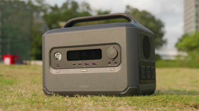 Ugreen PowerRoam 1200W có kích thước 34.04 x 22.10 x 26.92 cm và nặng 11.52 kg.