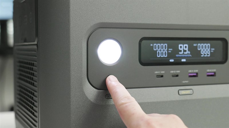 Mặt trước của Ugreen PowerRoam 1200W được trang bị một đèn LED.