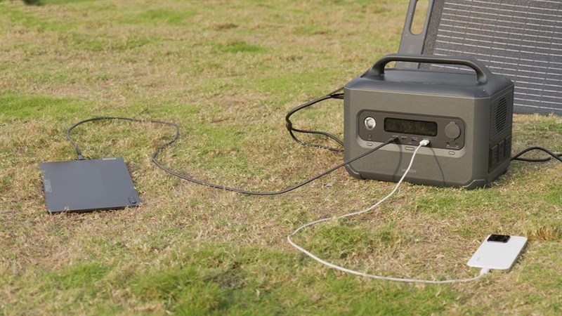 Lớp phủ bên ngoài của Ugreen PowerRoam 1200W sử dụng chất liệu nhựa chống cháy PC+ABS V0.