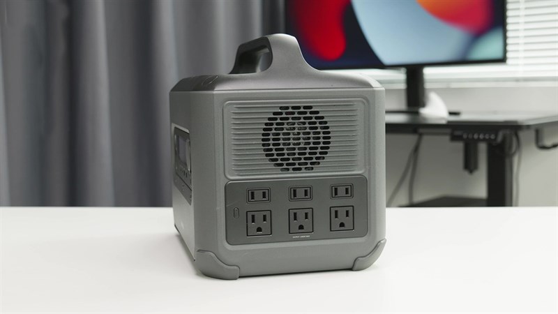 Ở cạnh phải Ugreen PowerRoam 1200W sẽ có hệ thống quạt và cụm 6 cổng AC.