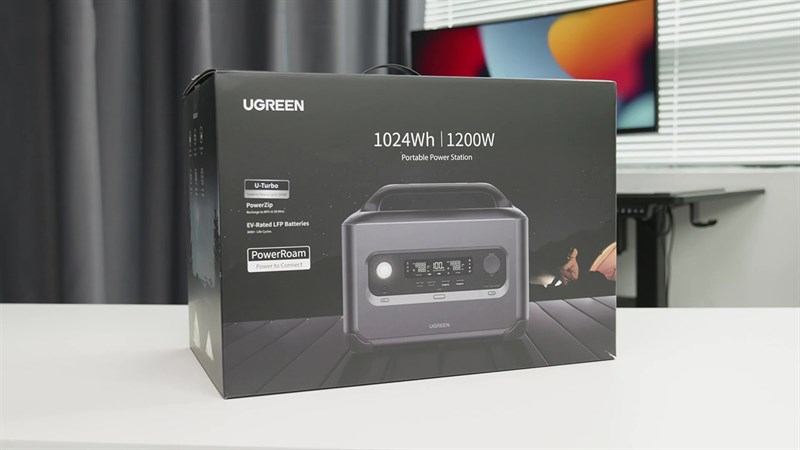 Hộp đựng của Ugreen PowerRoam 1200W có kích thước hơn với hầu hết các món phụ kiện.
