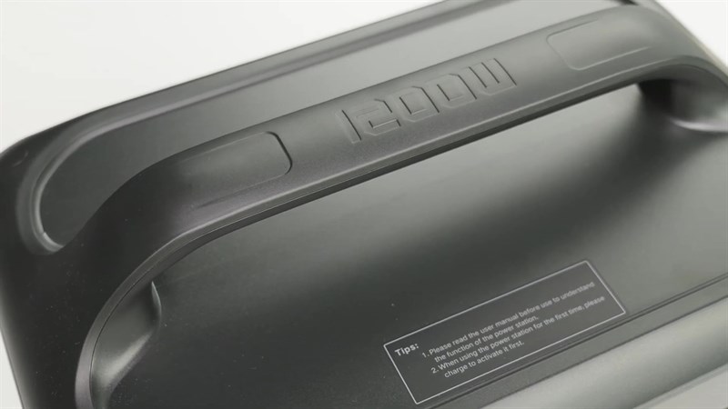 Ở cạnh trên, Ugreen PowerRoam 1200W được trang bị hệ thống tay cầm chắc chắn.