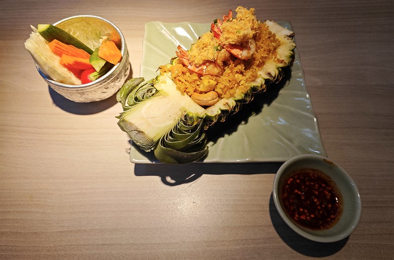 Trong điều kiện thiếu sáng thì Xiaomi 13 vẫn mang lại chất ảnh riêng, độ sáng được đẩy một cách vừa phải nhưng hiện tượng nhiễu hạt đã xảy ra nhiều hơn Trong điều kiện thiếu sáng thì Xiaomi 13 vẫn mang lại chất ảnh riêng, độ sáng được đẩy một cách vừa phải nhưng hiện tượng nhiễu hạt đã xảy ra nhiều hơn