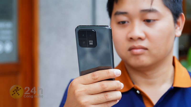 Với kích thước nhỏ gọn và nhẹ thì Xiaomi 13 khiến mình sử dụng thoải mái bằng 1 tay Với kích thước nhỏ gọn và nhẹ thì Xiaomi 13 khiến mình sử dụng thoải mái bằng 1 tay