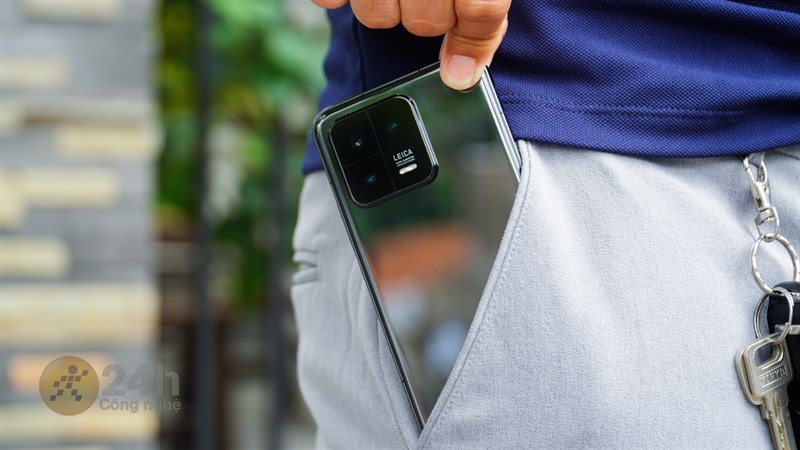 Tuy Xiaomi 13 cho trải nghiệm cầm nắm rất tốt nhưng với mình thì máy lại khá trơn nhất là khi ra mồ hôi tay Tuy Xiaomi 13 cho trải nghiệm cầm nắm rất tốt nhưng với mình thì máy lại khá trơn nhất là khi ra mồ hôi tay