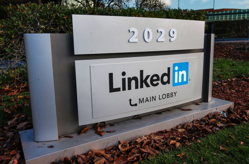 Việc tích hơp AI trên LinkedIn, đã làm dấy lên mối lo ngại về khả năng tương tác của con người và chân thật của bài viết