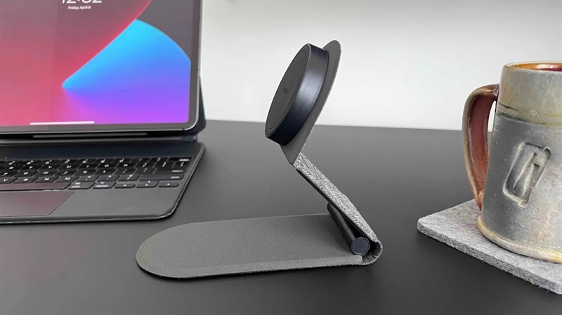 Mở Mophie Portable Magnetic Stand ra bạn sẽ bắt gặp phần đế MagSafe.