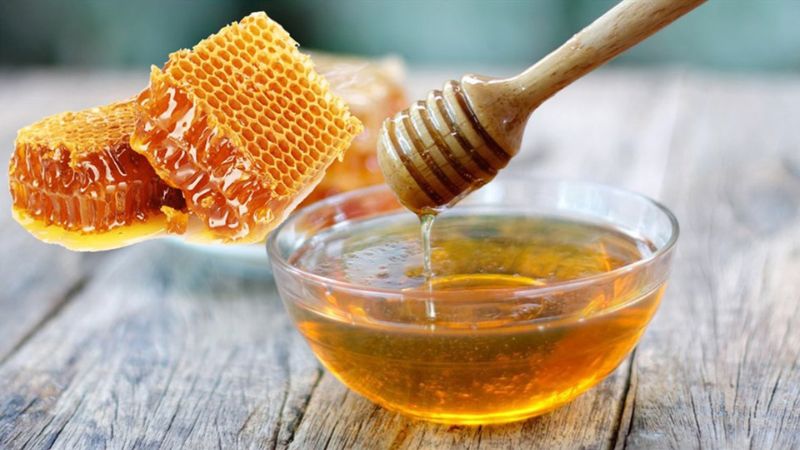Sử dụng mật ong nguyên chất chữa táo bón