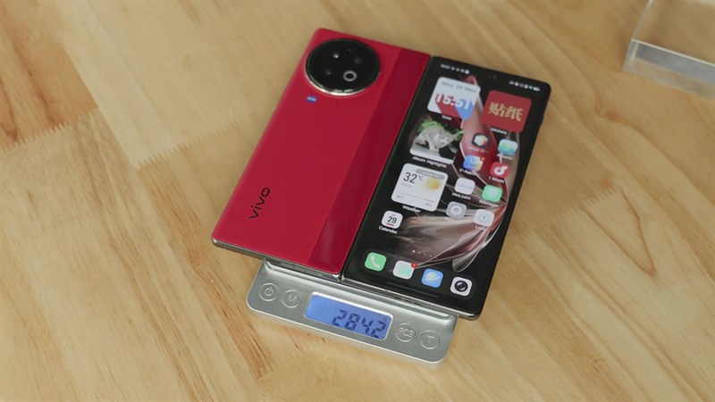 vivo X Fold 2 nổi bật với thân máy mỏng nhẹ, sạc có dây và không dây siêu nhanh cùng phần mềm hữu ích.