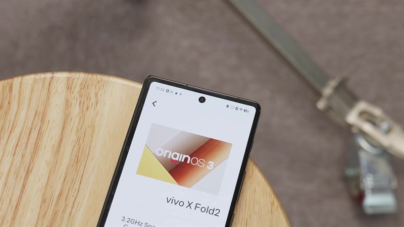 Một điểm tuyệt vời là cả hai màn hình của vivo X Fold 2 đều có camera selfie đục lỗ ở vị trí trên cùng.