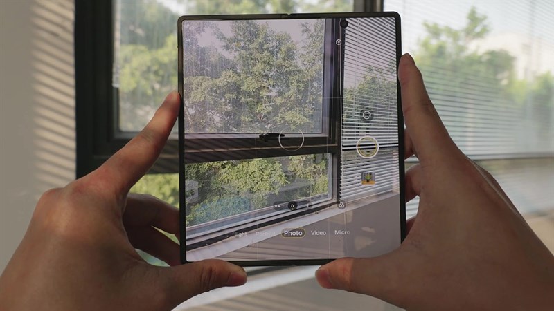 Tác giải thích sử dụng X Fold 2 để chụp những cảnh xung quanh trên đường phố.