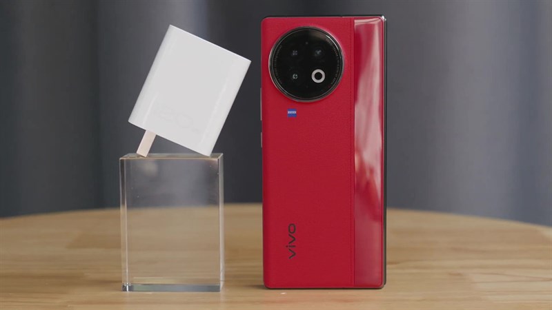 Sạc có dây 120 watt vẫn giữ lợi thế đáng kể của vivo X Fold 2 so với các đối thủ khác.