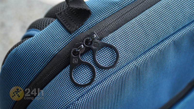 Phần dây zip được hoàn thiện từ kim loại chắc chắn và cảm giác kéo mượt mà, nhẹ nhàng