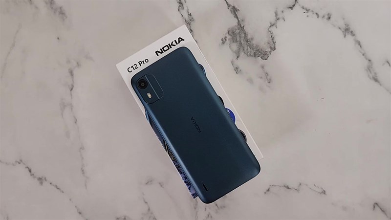 Nokia C12 Pro có tổng thể mềm mại với các góc và mặt lưng bo cong.