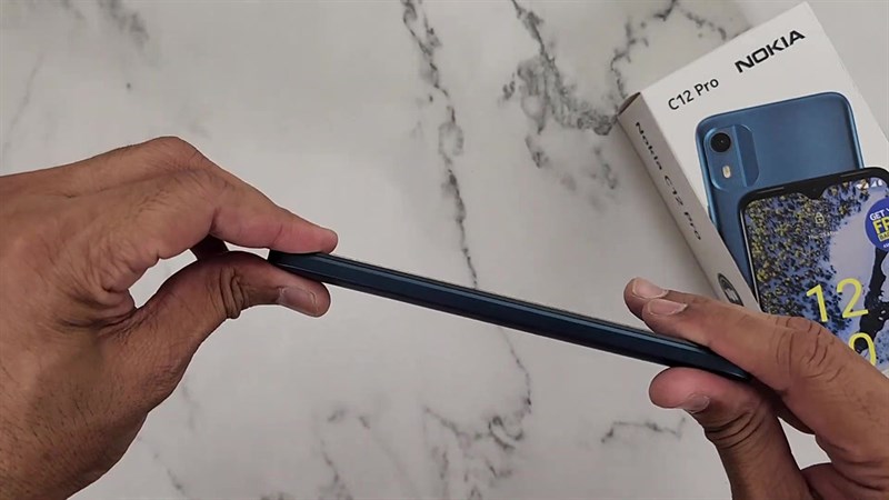 Cạnh trái của Nokia C12 Pro.