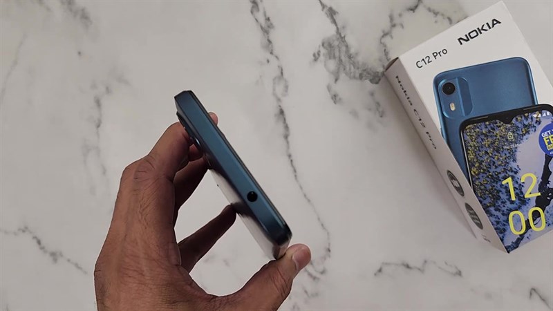 Cạnh trên của Nokia C12 Pro.