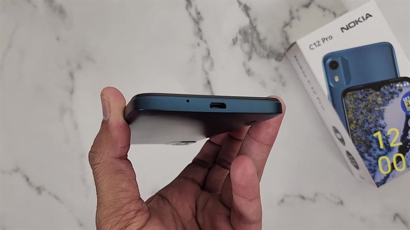 Cạnh dưới của Nokia C12 Pro.