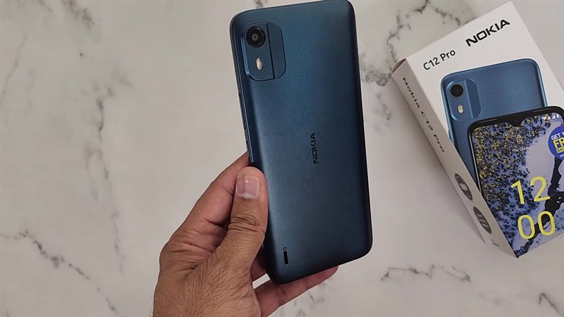 Ở trung tâm mặt lưng bạn sẽ bắt gặp logo Nokia đặt dọc và ở gần cạnh dưới là vị trí của hệ thống loa ngoài.