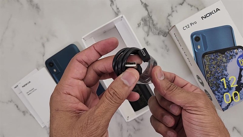 Bên trong hộp bao gồm: Nokia C12 Pro, sách hướng dẫn sử dụng, cáp sạc và củ sạc.