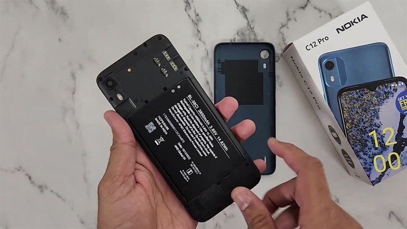 Mặt lưng của Nokia C12 Pro được hoàn thiện từ chất liệu nhựa và đặc biệt là người dùng có thể mở nắp lưng của máy ra.