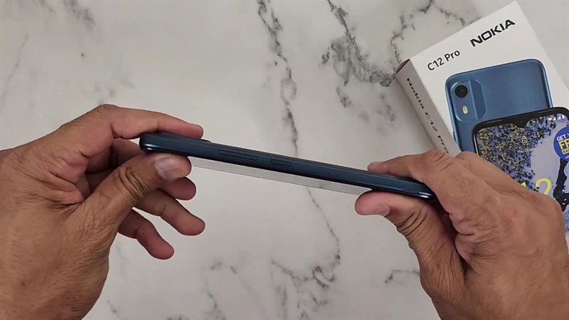 Cạnh phải của Nokia C12 Pro.