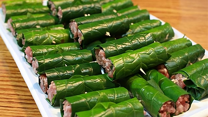 When using lá lốt to roll chả, you should fold the edges of the leaves on both sides