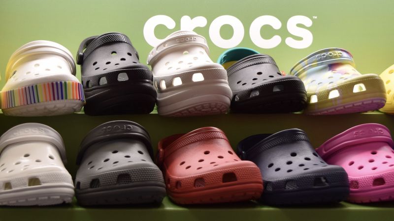 8 kiểu phối đồ với dép crocs độc lạ cho nam và nữ