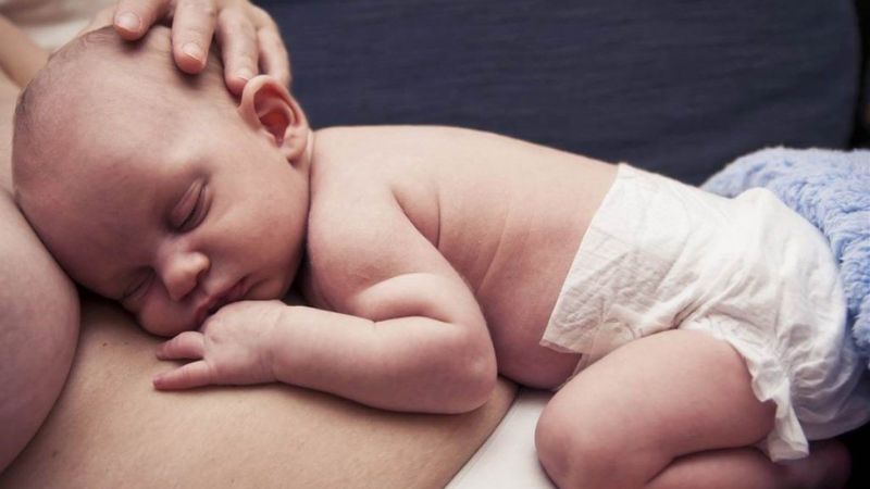 Sau khi sinh có nên cho con da kề da với mẹ bị F0