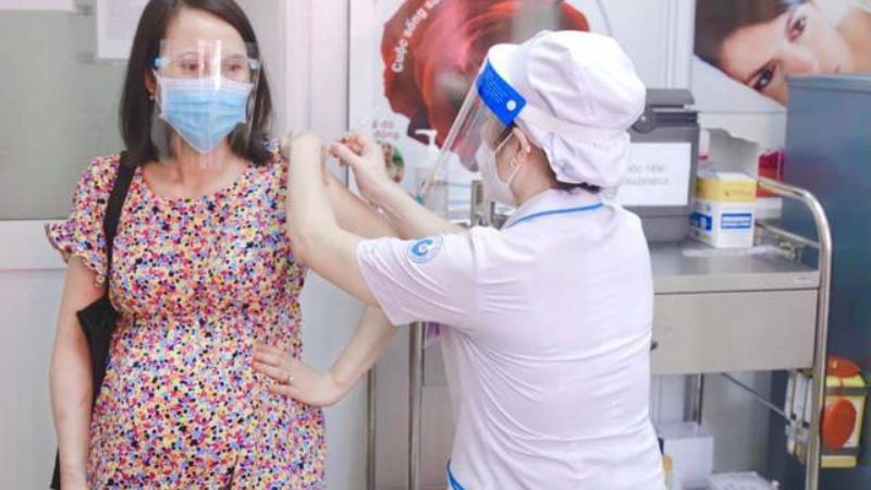 Phụ nữ đang cho con bú có được tiêm vắc xin ngừa Covid-19 không?