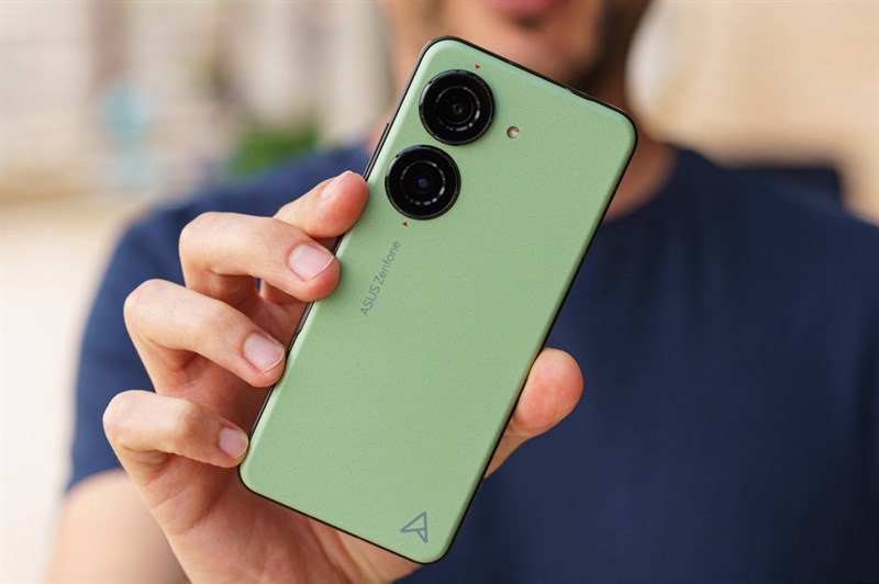 ASUS Zenfone 10 có kích thước gọn nhẹ nên cho cảm giác cầm nắm rất thoải mái bằng 1 tay ASUS Zenfone 10 có kích thước gọn nhẹ nên cho cảm giác cầm nắm rất thoải mái bằng 1 tay