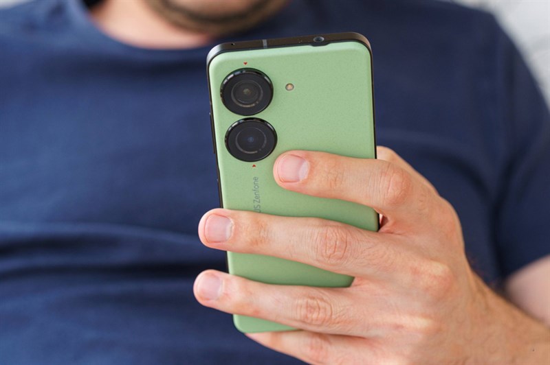 Mặt lưng của ASUS Zenfone 10 còn được làm cong và hoàn thiện từ da nên cho cảm giác cầm nắm rất thích Mặt lưng của ASUS Zenfone 10 còn được làm cong và hoàn thiện từ da nên cho cảm giác cầm nắm rất thích