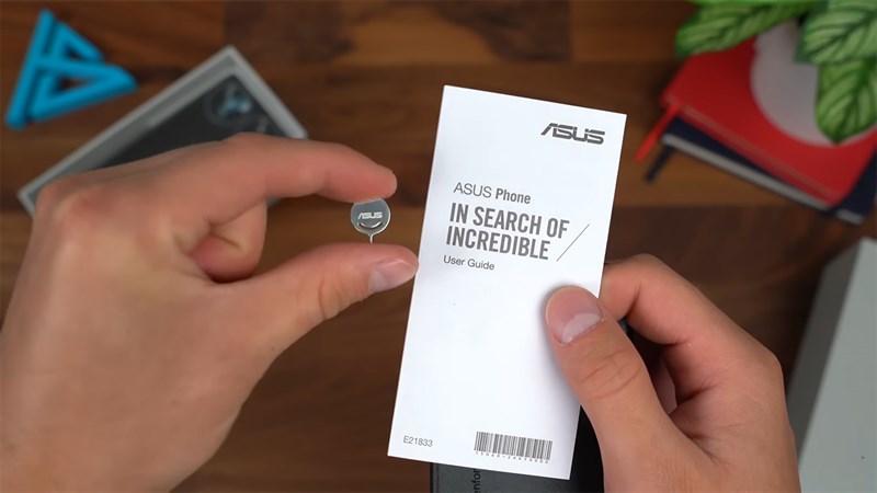 Bên trong hộp đựng ASUS Zenfone 10 có sách hướng dẫn sử dụng và que chọc SIM Bên trong hộp đựng ASUS Zenfone 10 có sách hướng dẫn sử dụng và que chọc SIM