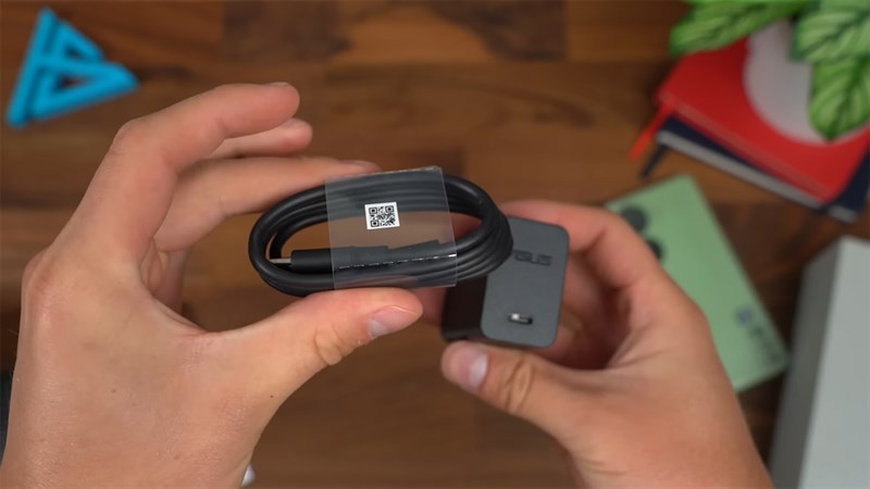 Hãng còn tặng kèm bộ sạc nhanh 30 W Hãng còn tặng kèm bộ sạc nhanh 30 W