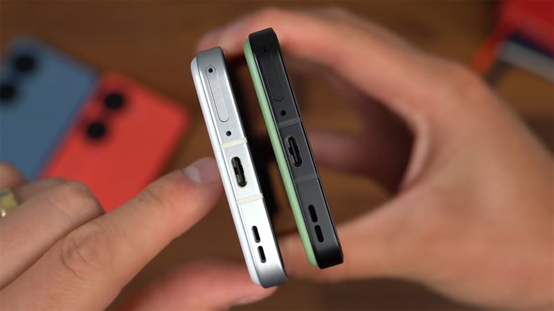 Cạnh đáy của ASUS Zenfone 10 chứa mic, dải loa, khe cắm SIM và cổng sạc USB-C Cạnh đáy của ASUS Zenfone 10 chứa mic, dải loa, khe cắm SIM và cổng sạc USB-C