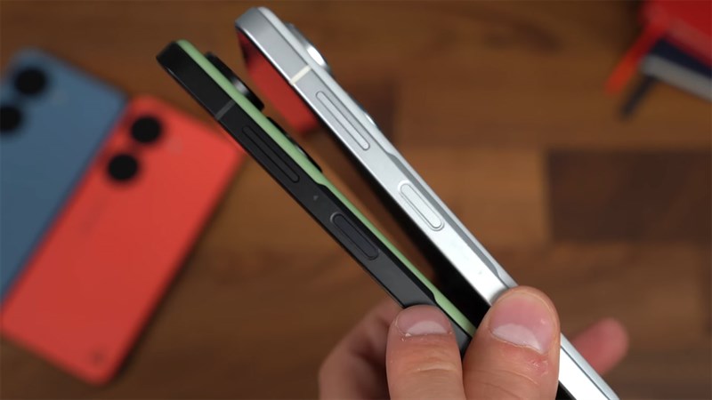 Cạnh phải của máy chứa cụm phím tăng giảm âm lượng, nút nguồn kiêm cảm biến vân tay Cạnh phải của máy chứa cụm phím tăng giảm âm lượng, nút nguồn kiêm cảm biến vân tay