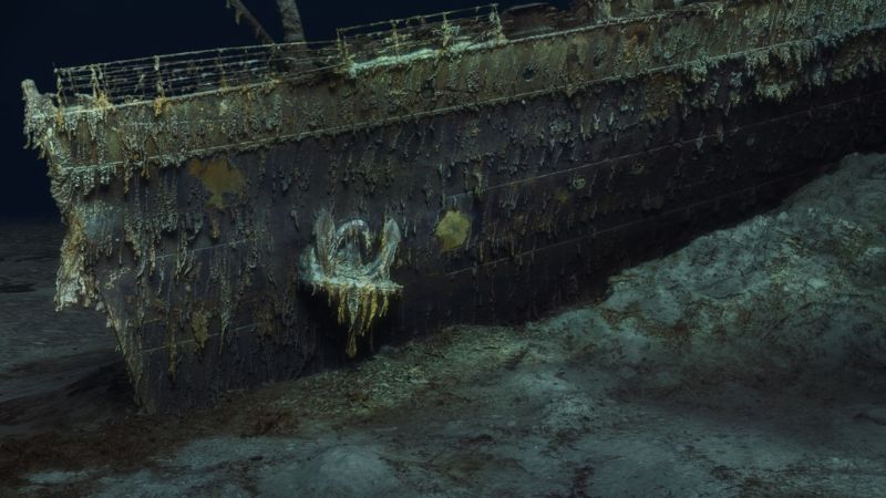 Tại sao xác tàu Titanic không bị chìm sâu dưới đáy đại dương?
