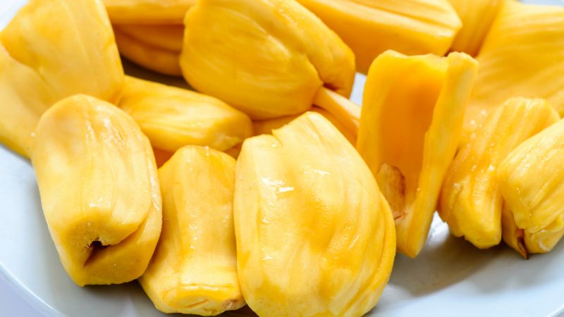 Dù giá thấp nhưng nhà vườn vẫn trang thủ cắt bán mít Thái