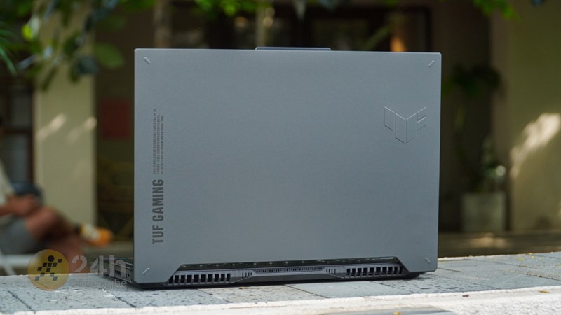 ASUS TUF F15 FX507VV4 sở hữu phòng thiết kế tuy đơn giản nhưng vẫn tạo được cảm giác sang trọng, cứng cáp khi nhìn vào