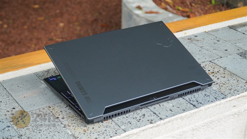 ASUS TUF F15 FX507VV4 không quá nặng nên mình hoàn toàn có thể mang 'chàng trai' này đi làm cả ngày dài