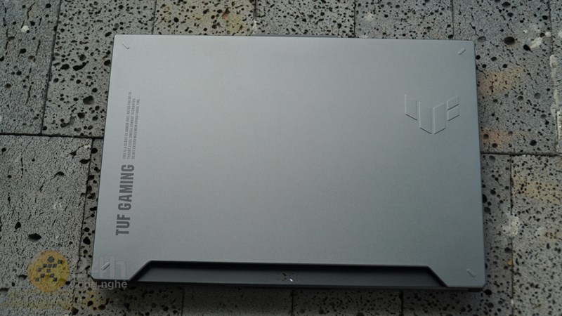 Mặt trước ASUS TUF F15 FX507VV4 được hoàn thiện từ kim loại tạo được cảm giác cao cấp