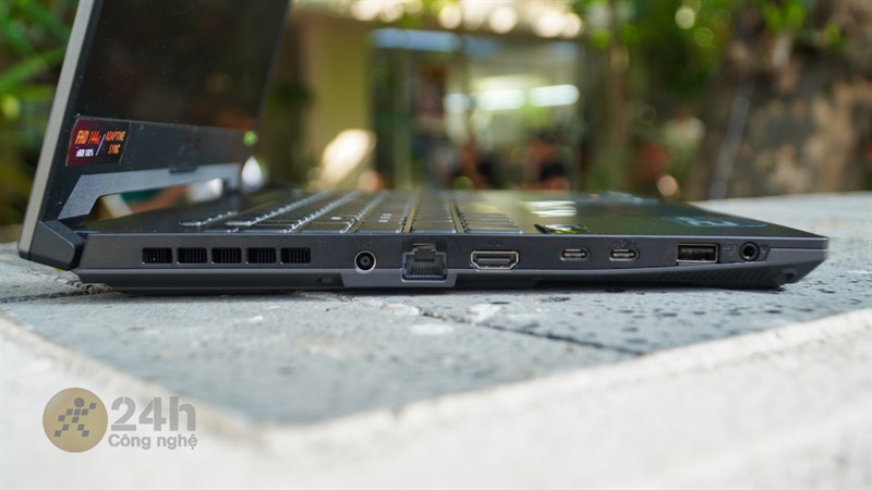 Cạnh trái của ASUS TUF F15 FX507VV4