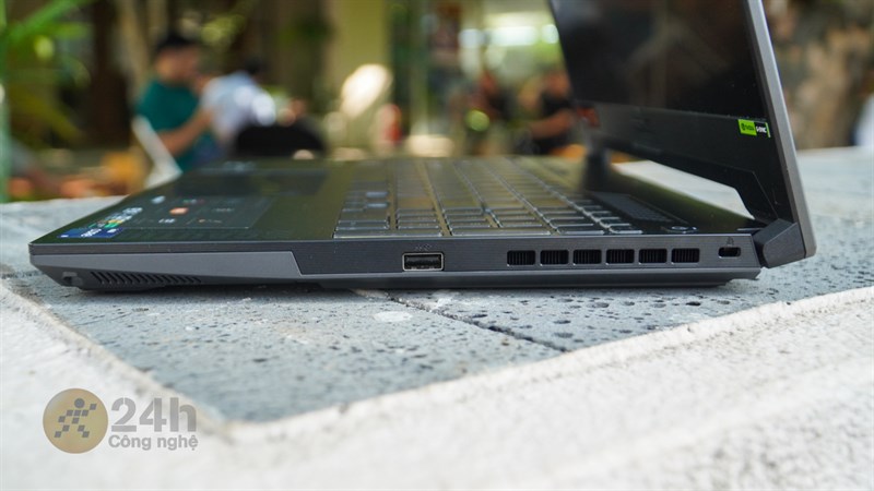 Cạnh phải của ASUS TUF F15 FX507VV4