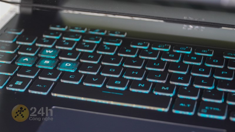 Hệ thống bàn phím còn có đèn nền RGB đi kèm
