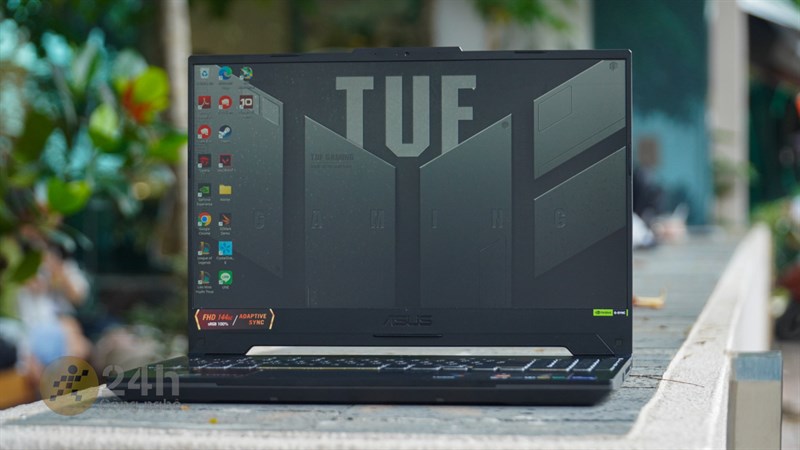 Tuy ASUS TUF F15 FX507VV4 có mặt trước làm từ kim loại nhưng phần thân được làm hoàn toàn từ nhựa